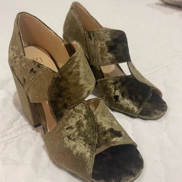 Cabi Interlock Block Crushed Velvet Heels Moss size 7.5 - Picture 2 of 5
